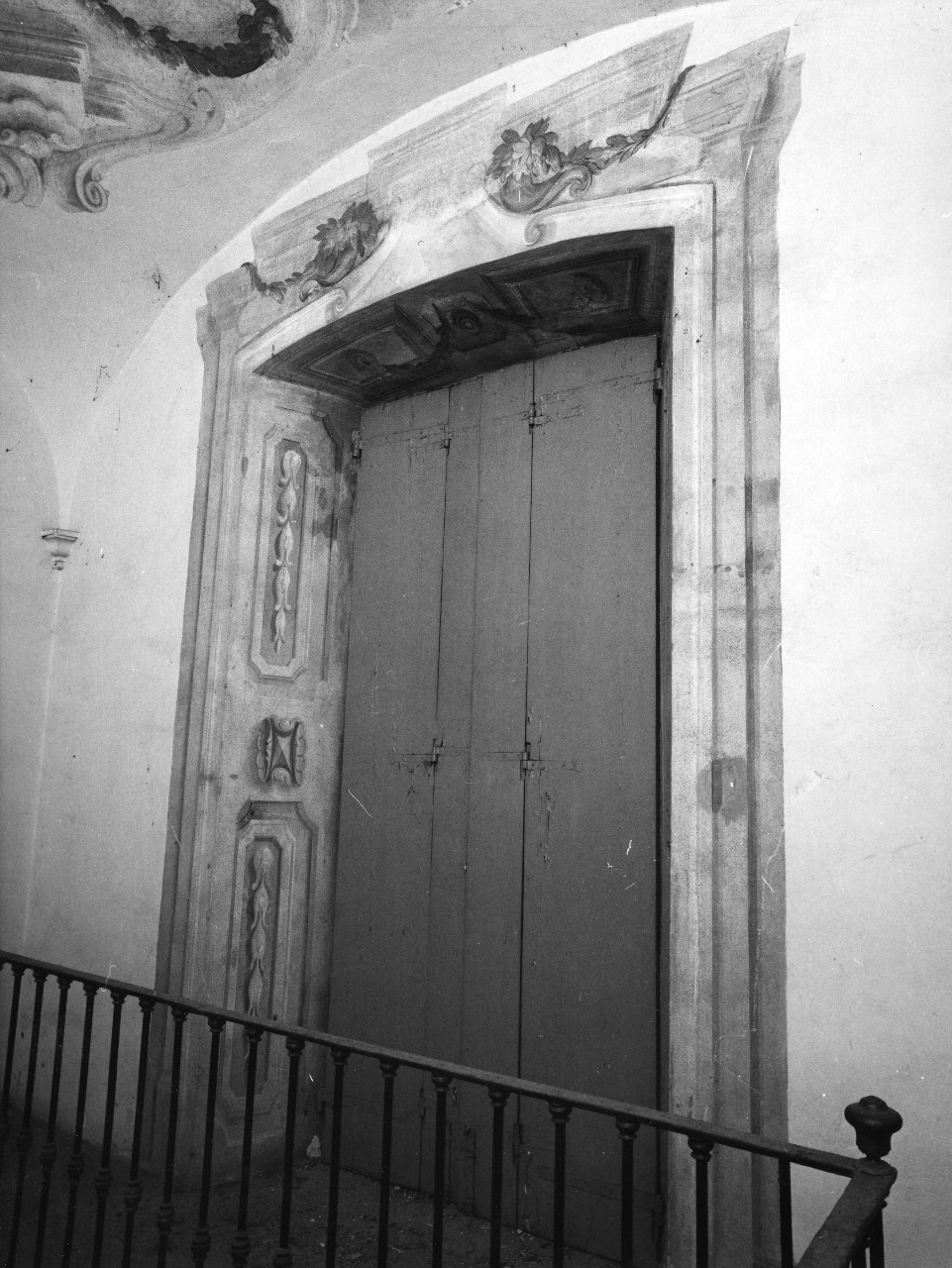 cornice architettonica con motivi decorativi e figure (mostra di finestra) di Dandini Pietro (bottega) (sec. XVII)