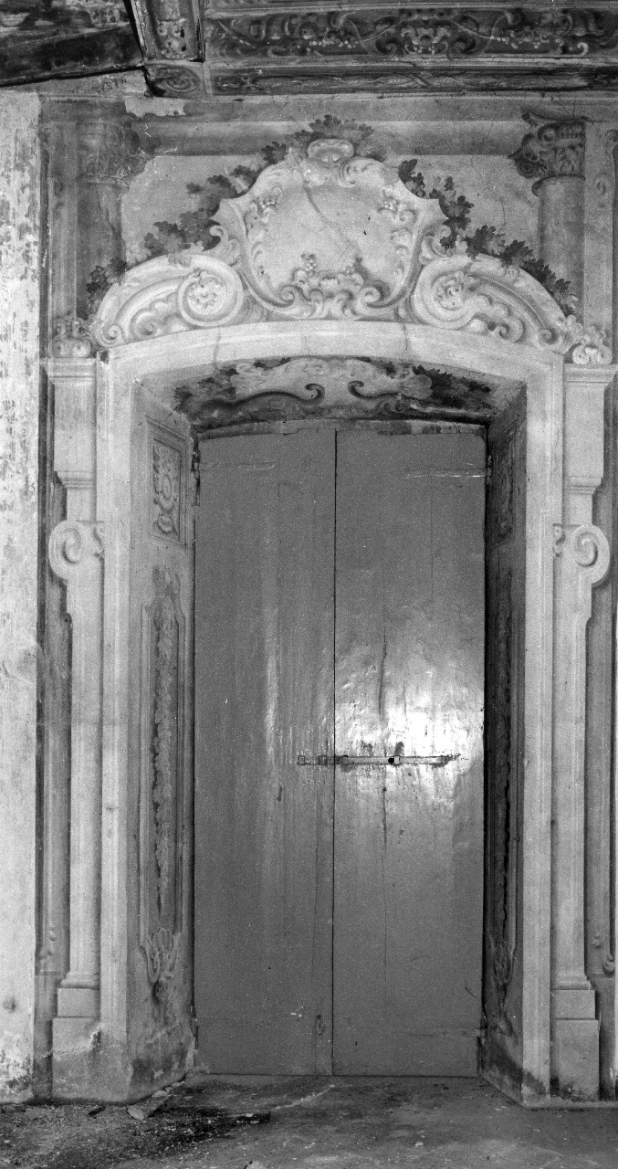 cornice architettonica con motivi decorativi (mostra di finestra) di Dandini Pietro (bottega) (fine sec. XVII)