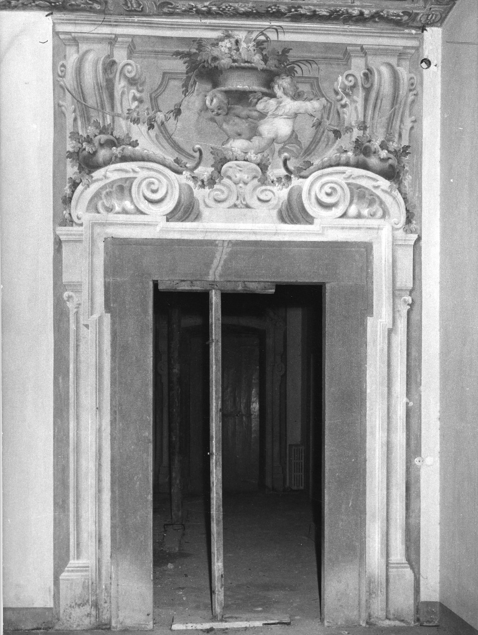 cornice architettonica con motivi decorativi e figure (sovrapporta, serie) di Dandini Pietro (bottega) (fine sec. XVII)