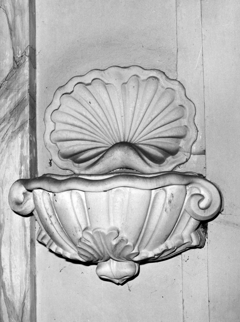 acquasantiera da parete, serie - bottega toscana (fine sec. XVII)