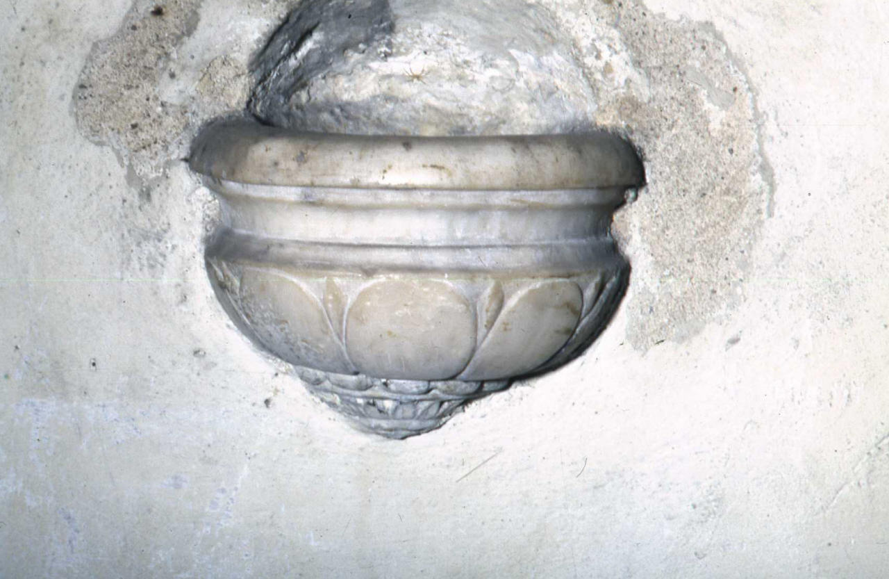 motivi decorativi vegetali (acquasantiera da parete) - bottega fiorentina (primo quarto sec. XVI)