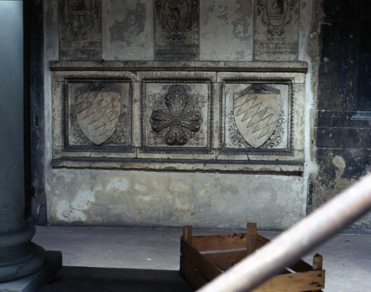 arme della famiglia Guidacci (lapide tombale, frammento) - bottega fiorentina (secondo quarto sec. XV)