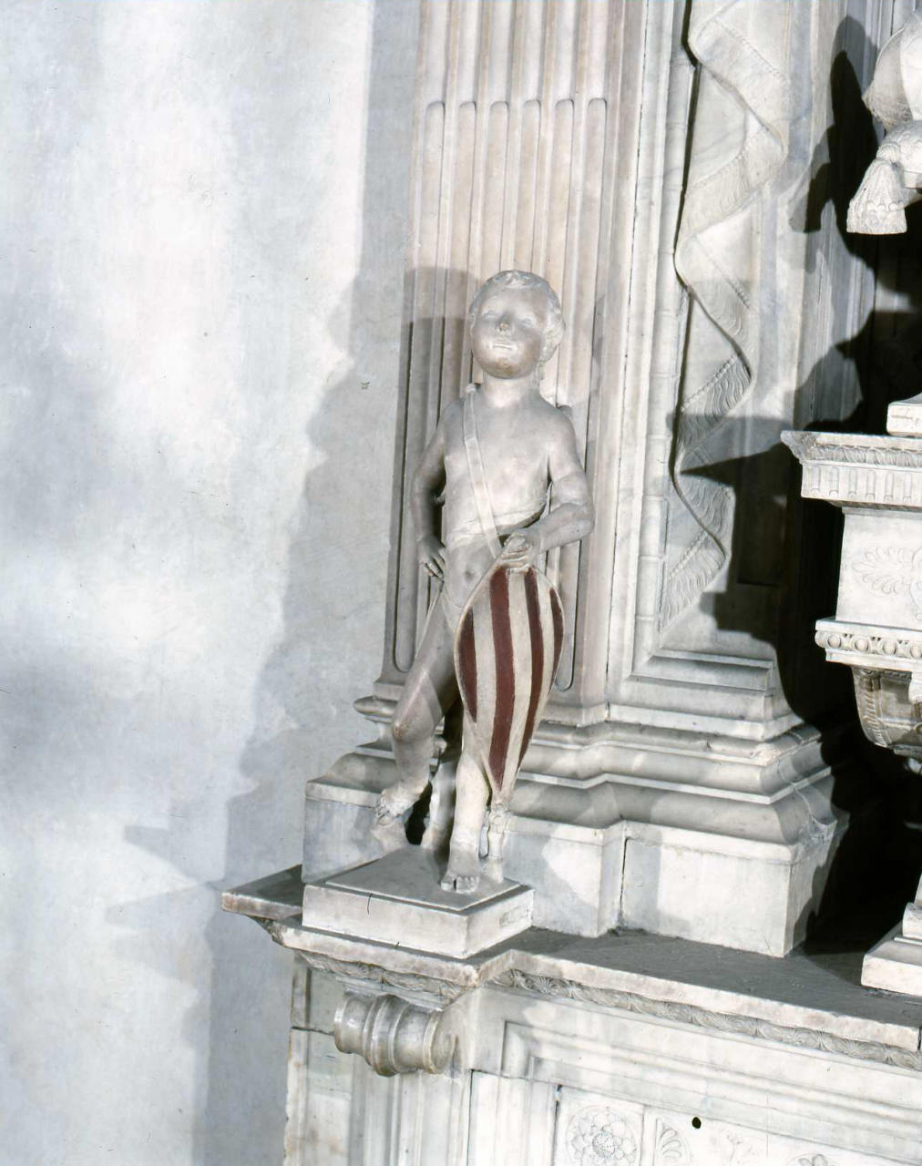 angelo reggistemma (statuetta) di Mino da Fiesole (attribuito) (sec. XV)