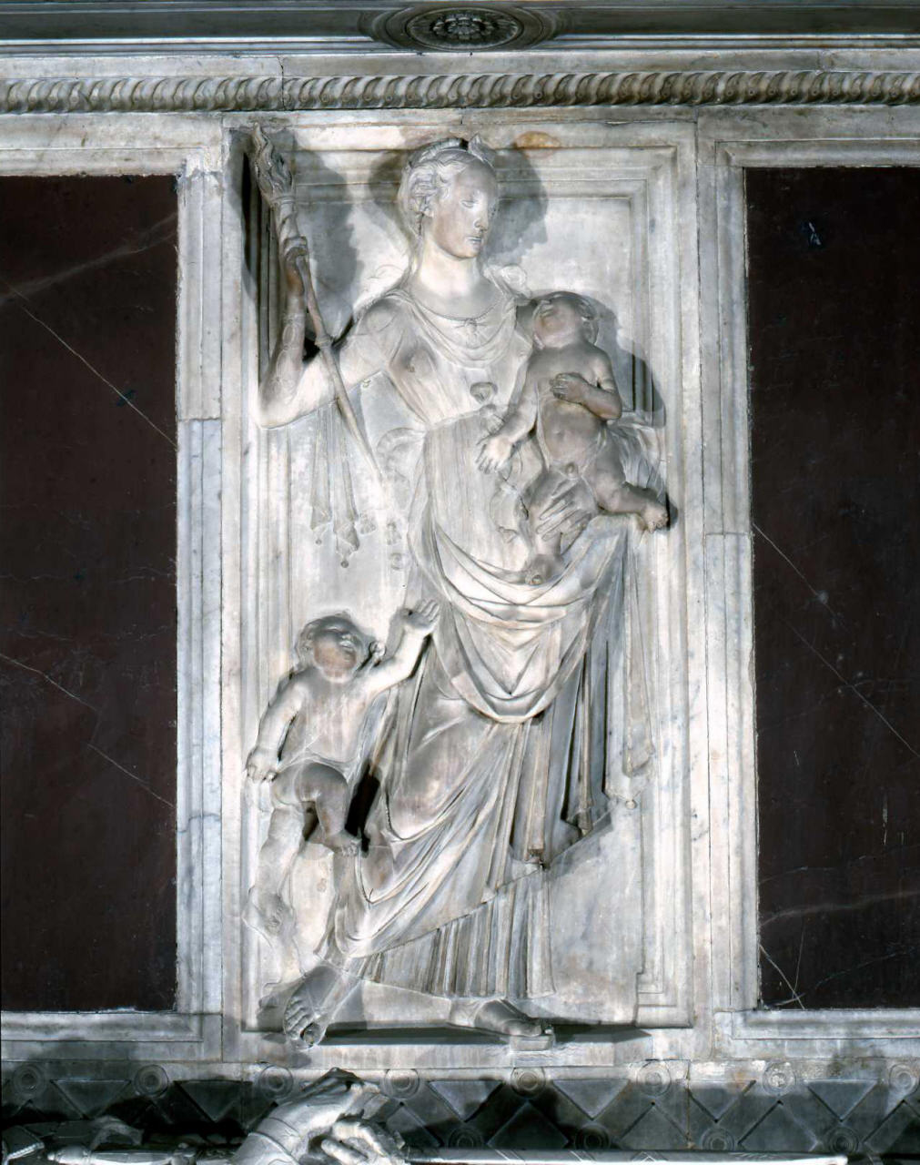 Carità (rilievo) di Mino da Fiesole (attribuito) (sec. XV)