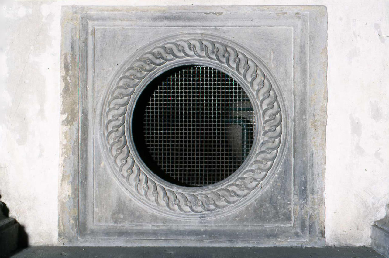 motivo decorativo a intreccio (mostra di finestra, coppia) di Rossellino Bernardo (attribuito) (sec. XV)