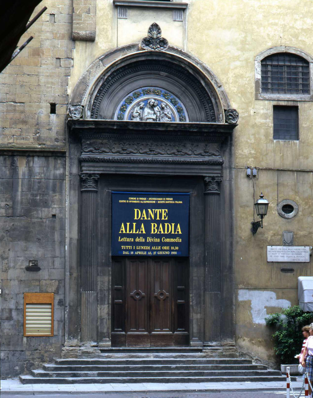 portale - ad arco di Grazini Benedetto detto Benedetto da Rovezzano (attribuito), Giamberti Giuliano detto Giuliano da Sangallo (attribuito) (fine/inizio secc. XV/ XVI, sec. XIX)