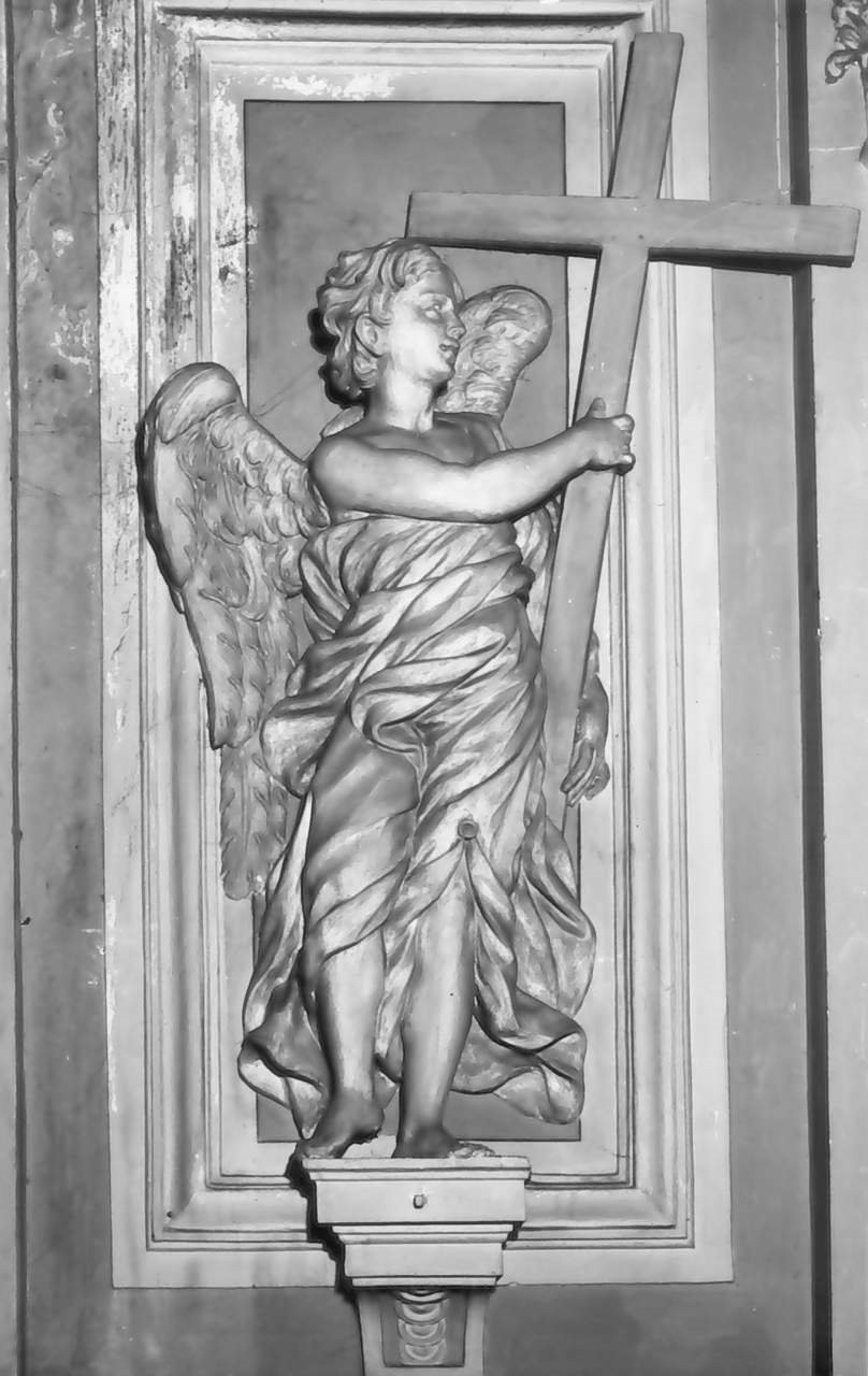 angelo con simbolo della passione: croce (statua) di Ciceri Giovan Battista (sec. XVIII)