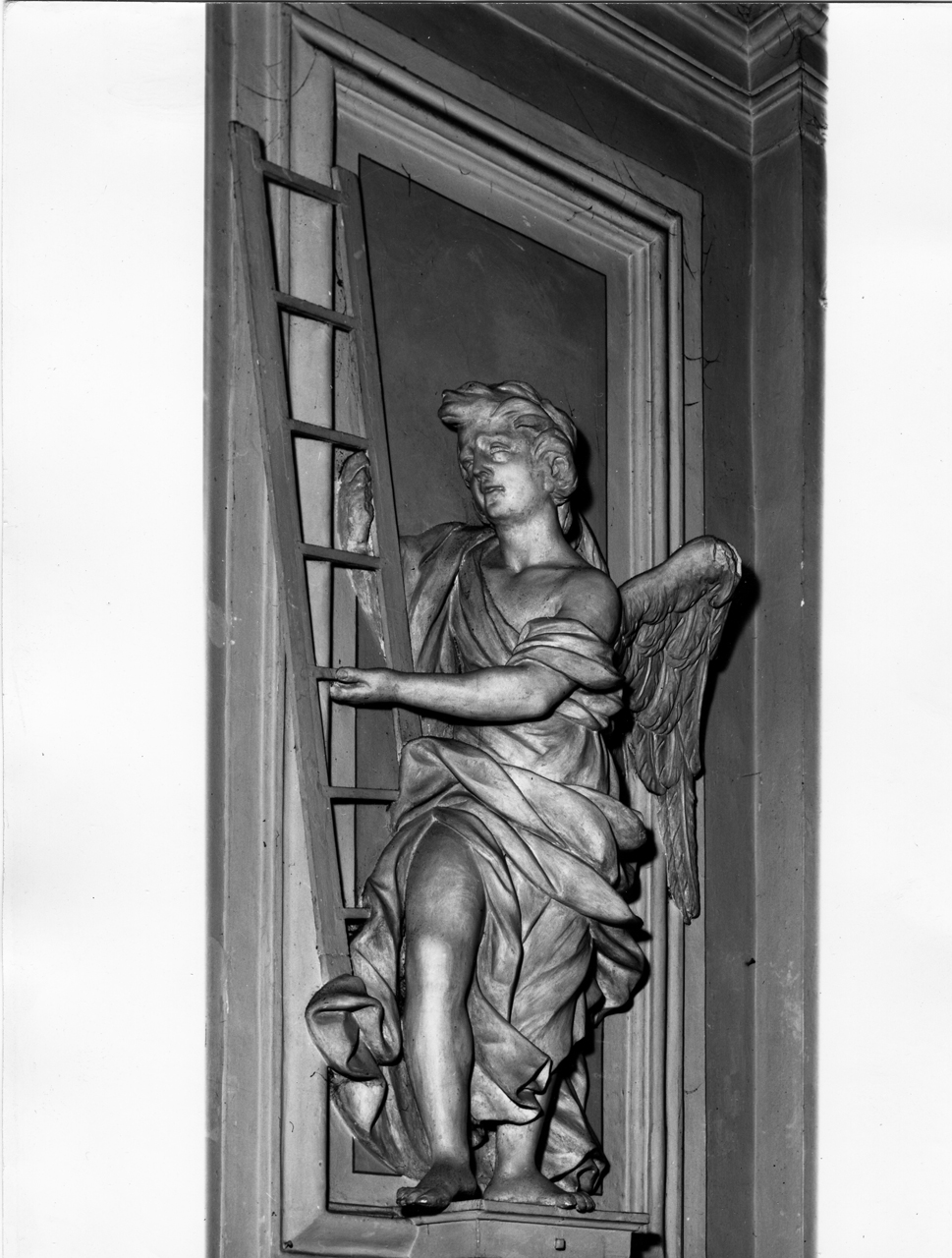 angelo con strumento della passione: scala (statua) di Ciceri Giovan Battista (sec. XVIII)