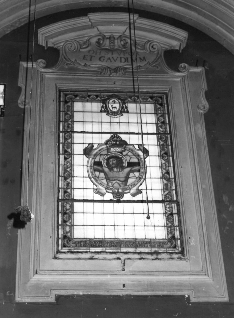 Cristo crocifisso (vetrata) - produzione toscana (metà sec. XX)