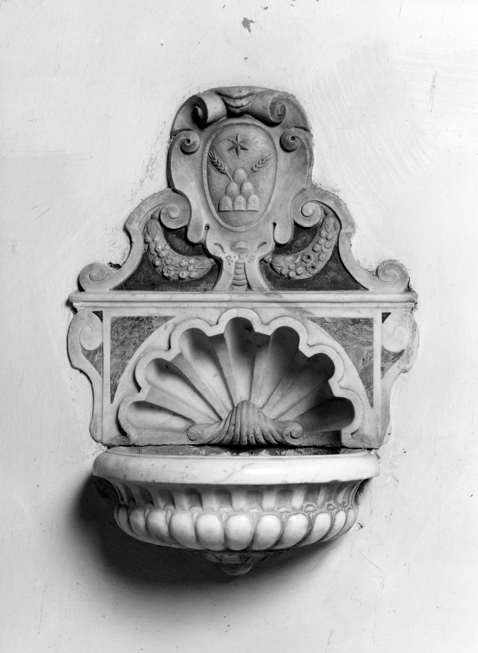 acquasantiera - a conchiglia - bottega toscana (fine sec. XVI)