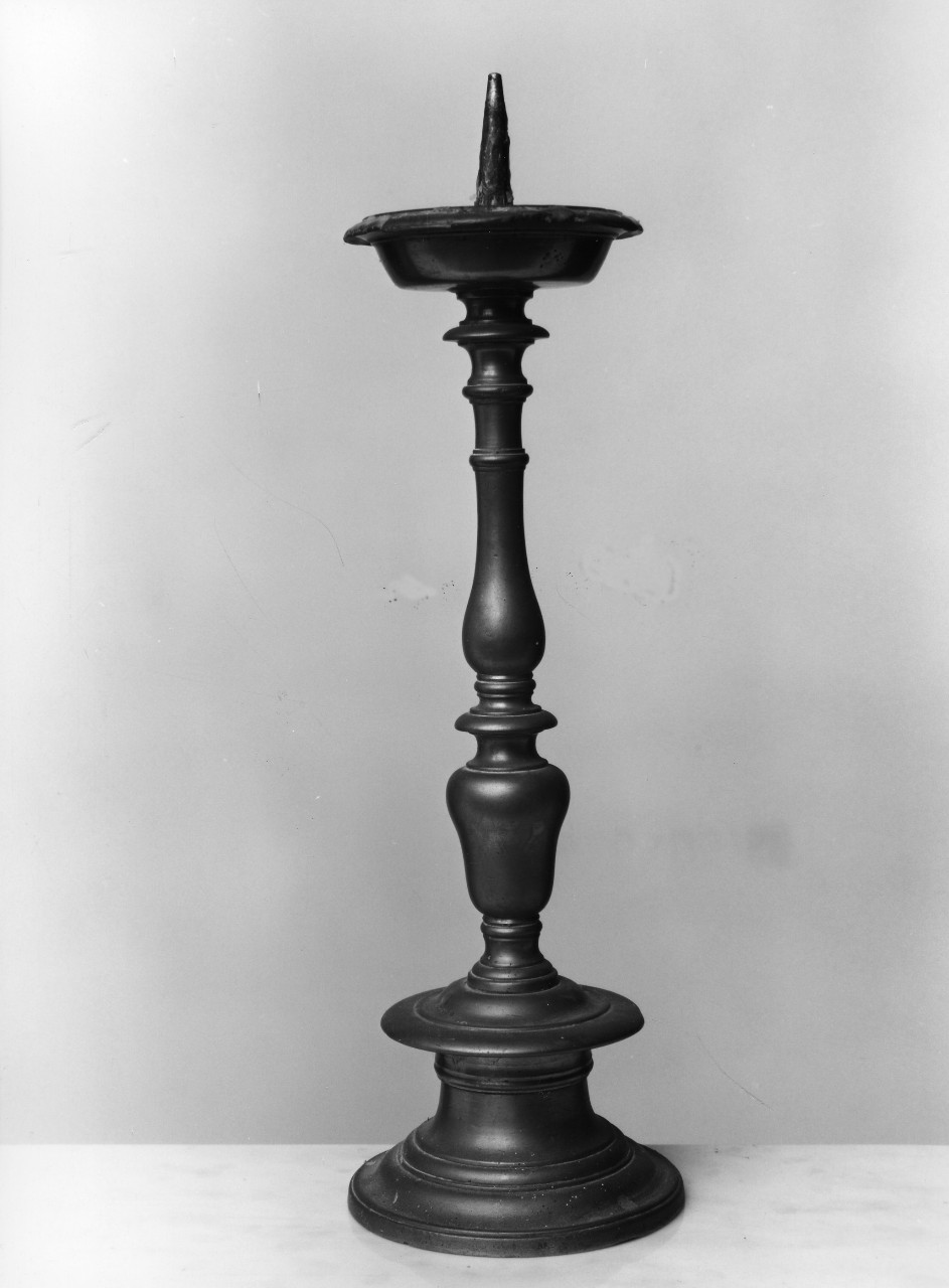 candeliere da chiesa, serie - bottega toscana (fine/inizio secc. XVII/ XVIII)