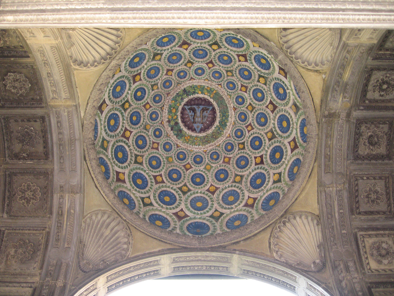 stemma gentilizio della famiglia Pazzi e motivo decorativo (rilievo) di Della Robbia Luca (sec. XV)