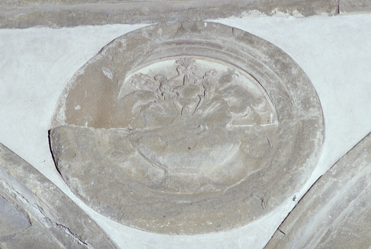 vaso con fiori (rilievo) di Rossellino Bernardo (e aiuti) (sec. XV)