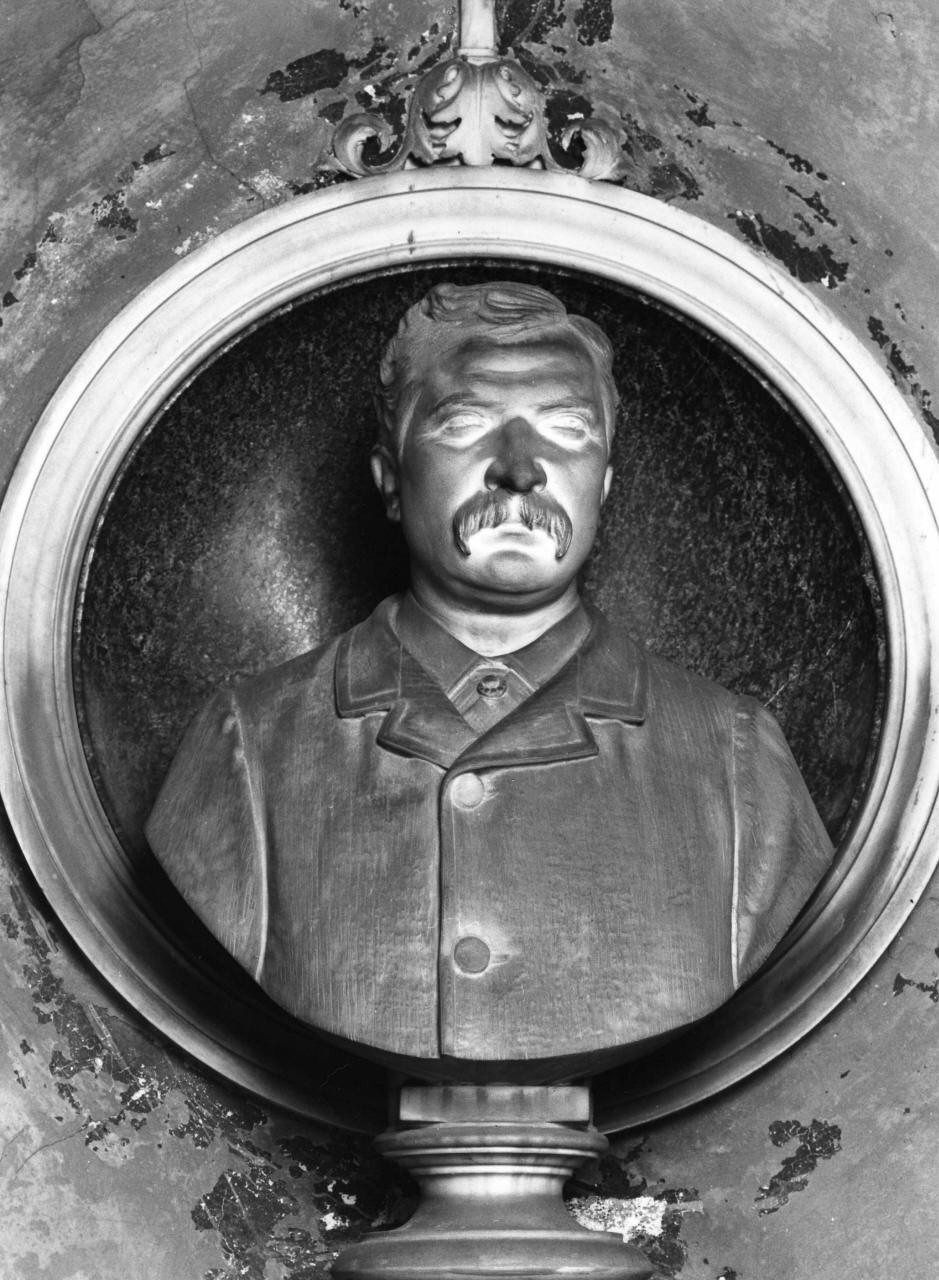 ritratto di Eugenio Saviotti (rilievo) di Piccioli Narciso (sec. XIX)