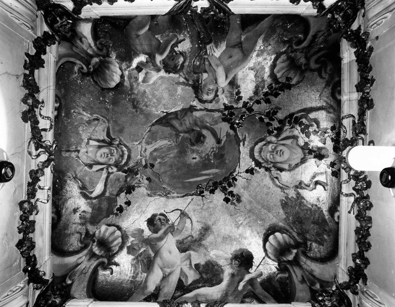 Cupido (decorazione plastico-pittorica) di Ricci Sebastiano (cerchia) (inizio sec. XVIII)