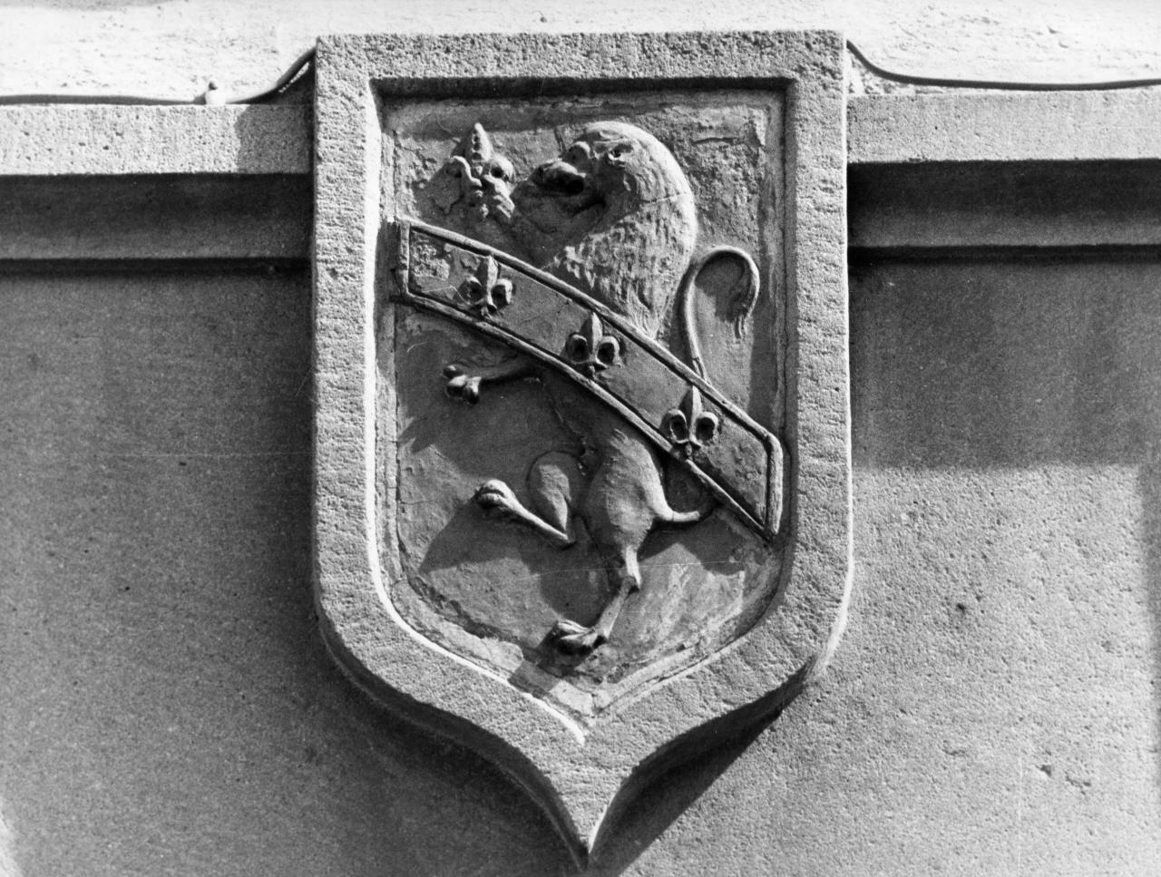 stemma gentilizio (rilievo) - bottega toscana (prima metà sec. XX)