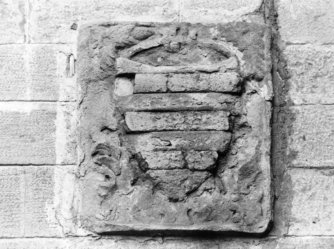 stemma gentilizio (rilievo) - bottega toscana (sec. XV)
