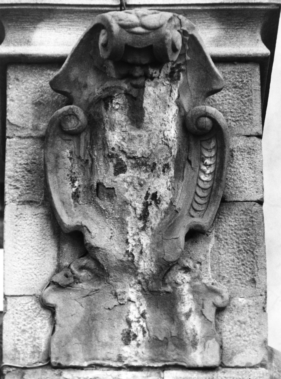 stemma gentilizio (rilievo) - bottega toscana (fine/inizio secc. XVII/ XVIII)