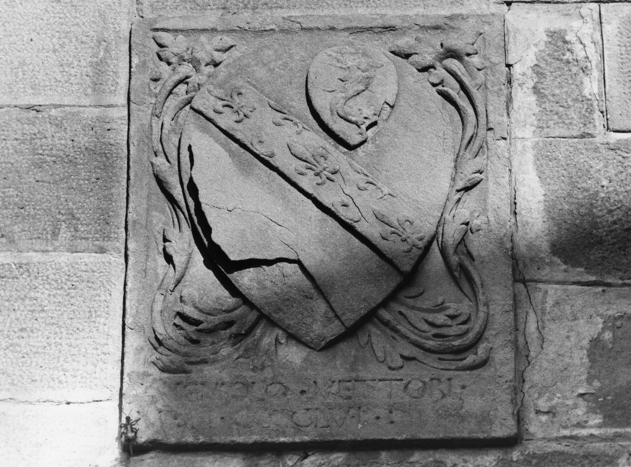 stemma gentilizio della famiglia Vettori (rilievo) - manifattura toscana (sec. XV)