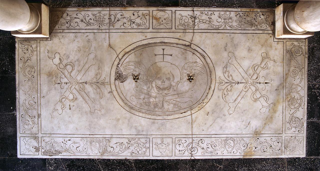 motivo decorativo allegorico e armi della famiglia del Riccio (lastra tombale) - produzione fiorentina (sec. XVI)