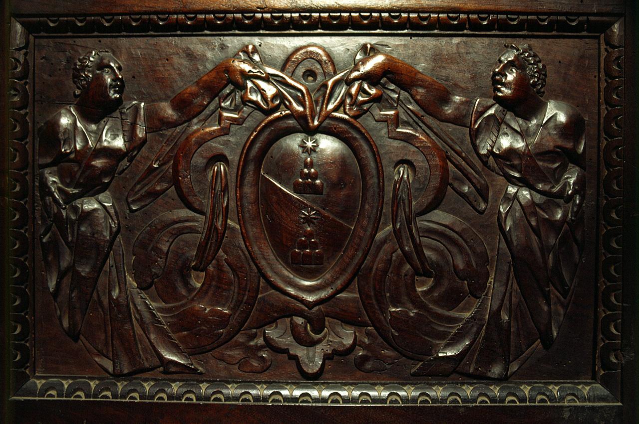 figure fantastiche sorreggono lo stemma gentilizio della famiglia Michelozzi (formella, serie) - manifattura toscana, manifattura toscana (secc. XVI/ XVII)