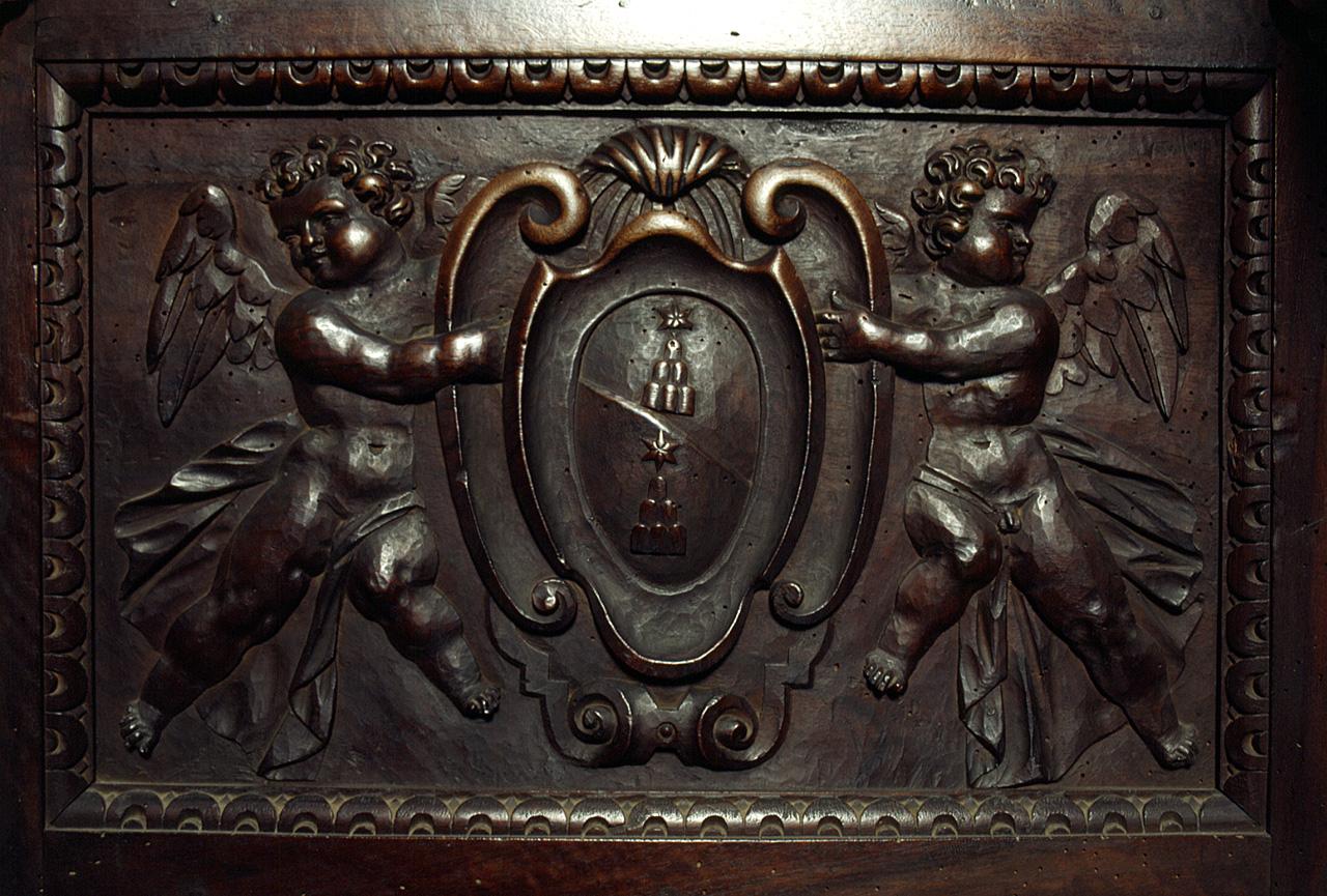 putti alati sorreggono lo stemma gentilizio della famiglia Michelozzi (formella) - manifattura toscana, manifattura toscana (secc. XVI/ XVII)