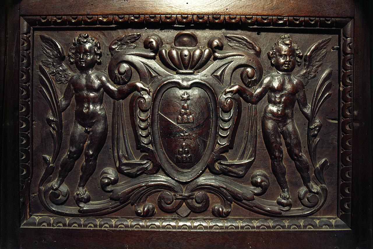 putti alati sorreggono lo stemma gentilizio della famiglia Michelozzi (formella) - manifattura toscana, manifattura toscana (secc. XVI/ XVII)