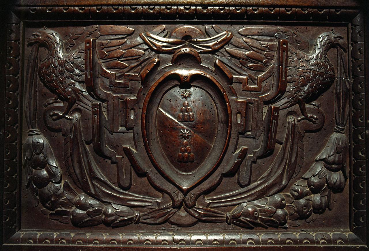 stemma gentilizio della famiglia Michelozzi fiancheggiato da aquile (formella) - manifattura toscana, manifattura toscana (secc. XVI/ XVII)