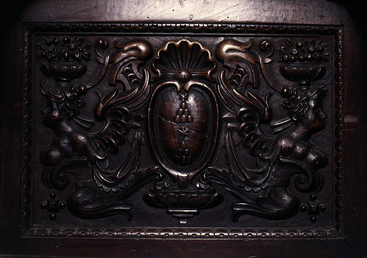 stemma gentilizio della famiglia Michelozzi, motivi decorativi a grottesche (formella) - manifattura toscana, manifattura toscana (secc. XVI/ XVII)
