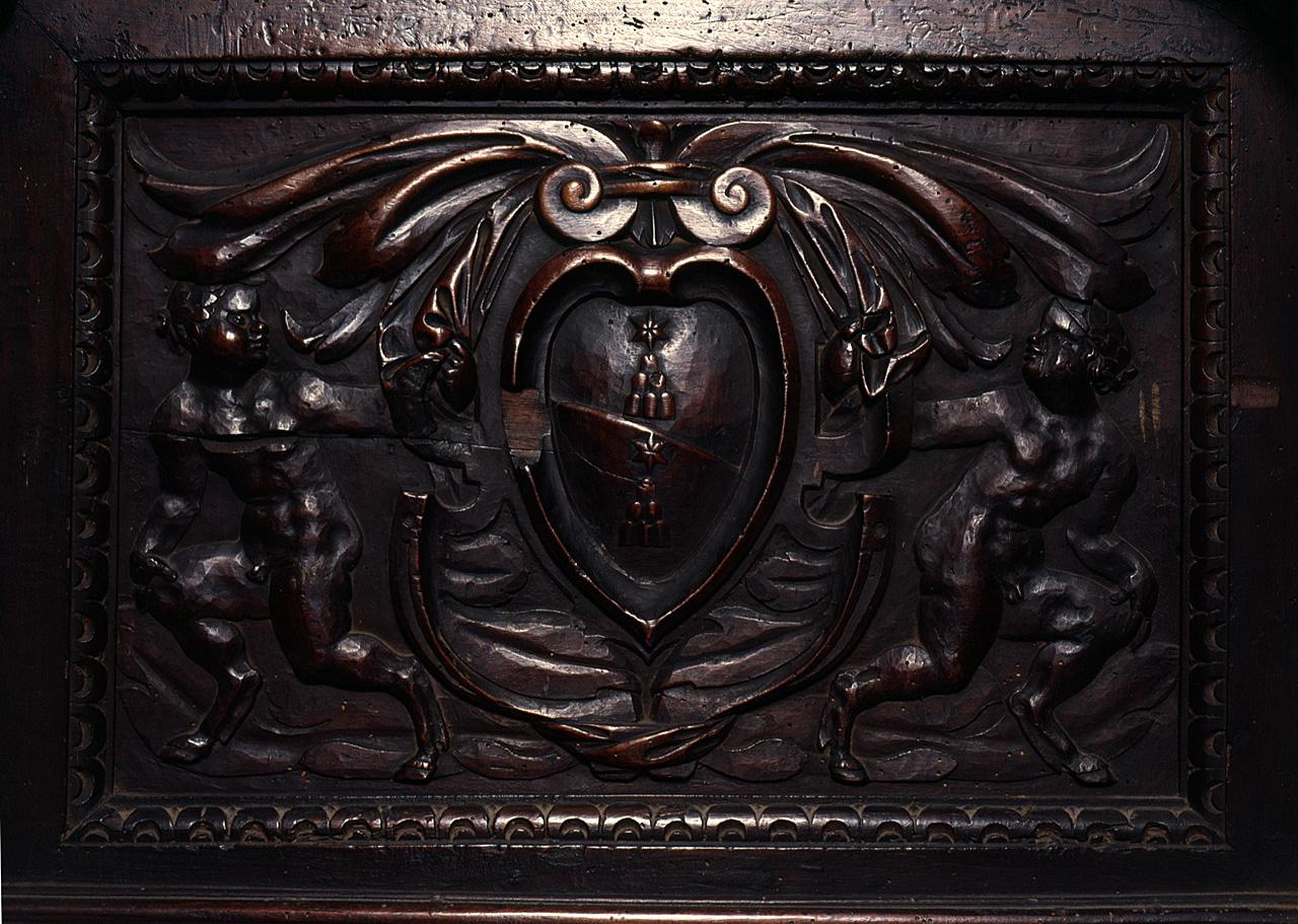 stemma gentilizio della famiglia Michelozzi sorretto da satiri (formella) - manifattura toscana, manifattura toscana (secc. XVI/ XVII)