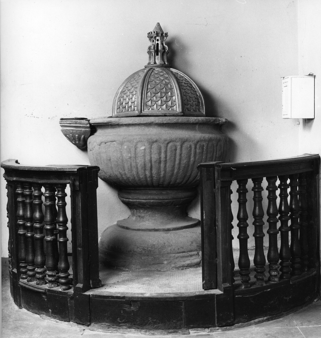 fonte battesimale - a fusto - bottega toscana (seconda metà sec. XVI)