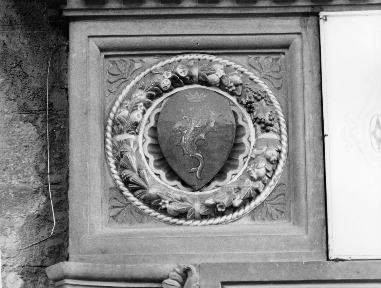 stemma del Comune di Pescia (rilievo) - manifattura toscana (sec. XX)