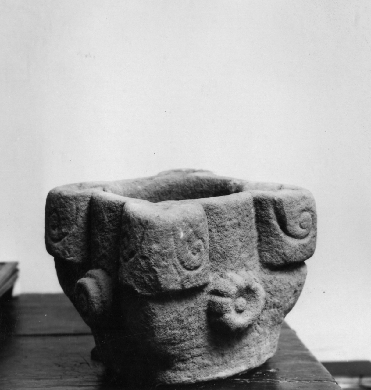 acquasantiera - manifattura toscana (secc. XII/ XIII)