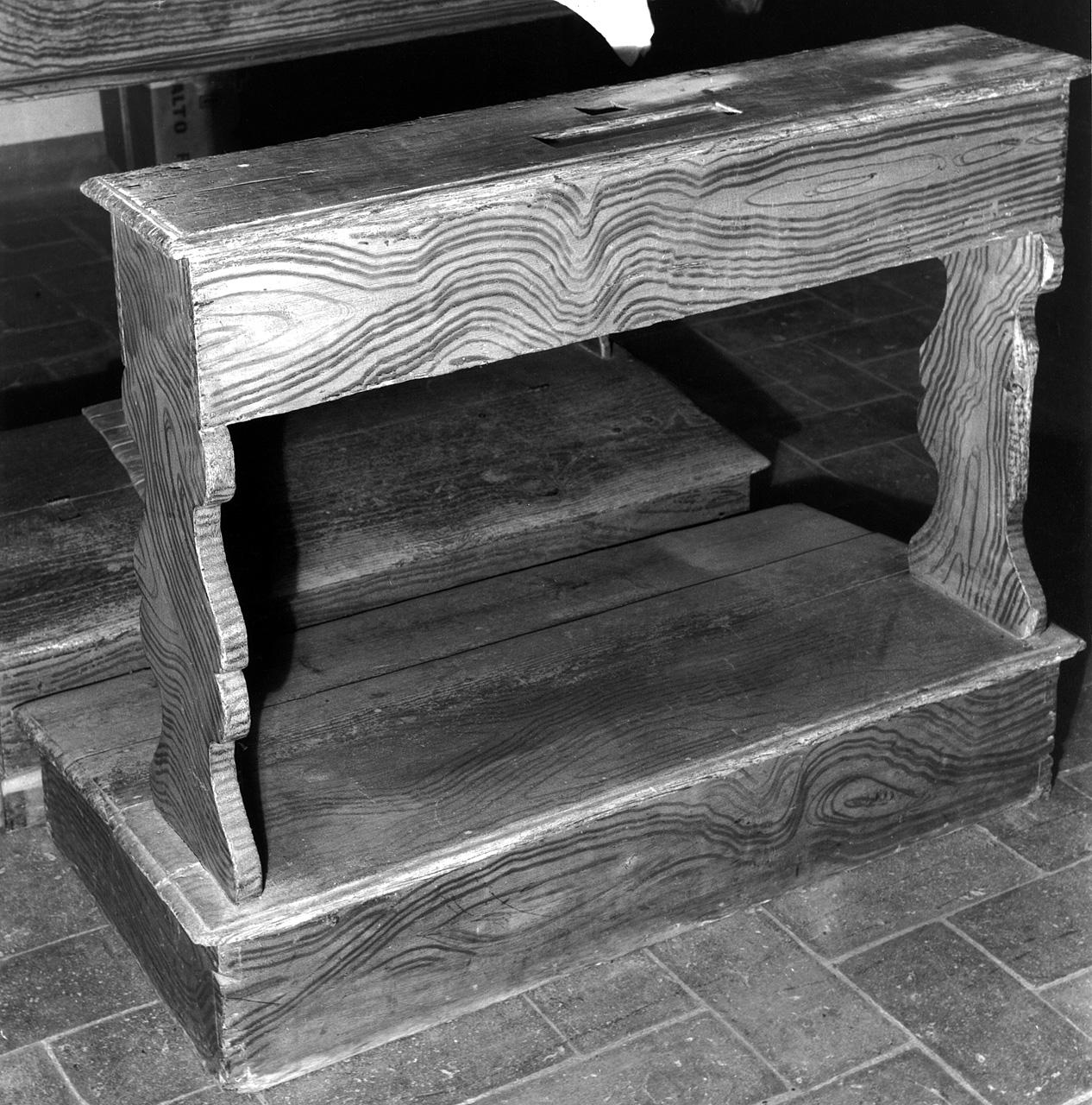 inginocchiatoio - a montanti sagomati - bottega toscana (seconda metà sec. XVIII)