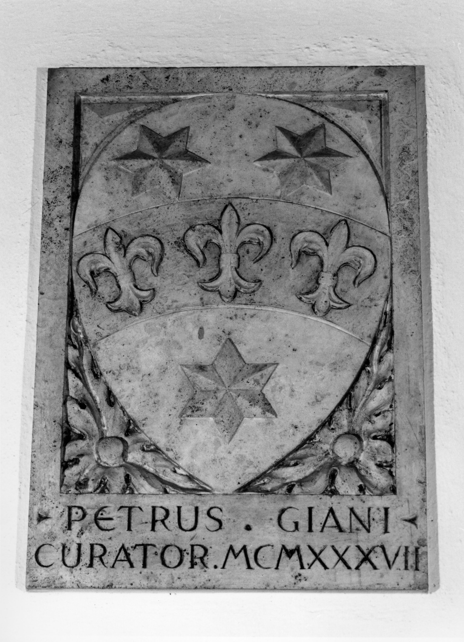 stemma gentilizio (rilievo) - bottega di Castelfiorentino (sec. XX)