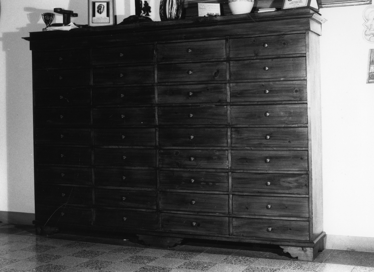 armadio per archivi - bottega toscana (prima metà sec. XX)