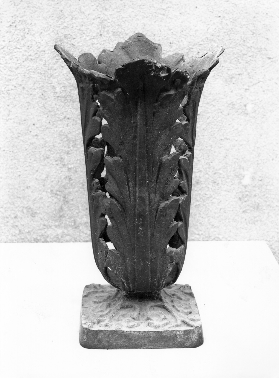 vaso da fiori - produzione toscana (sec. XX)