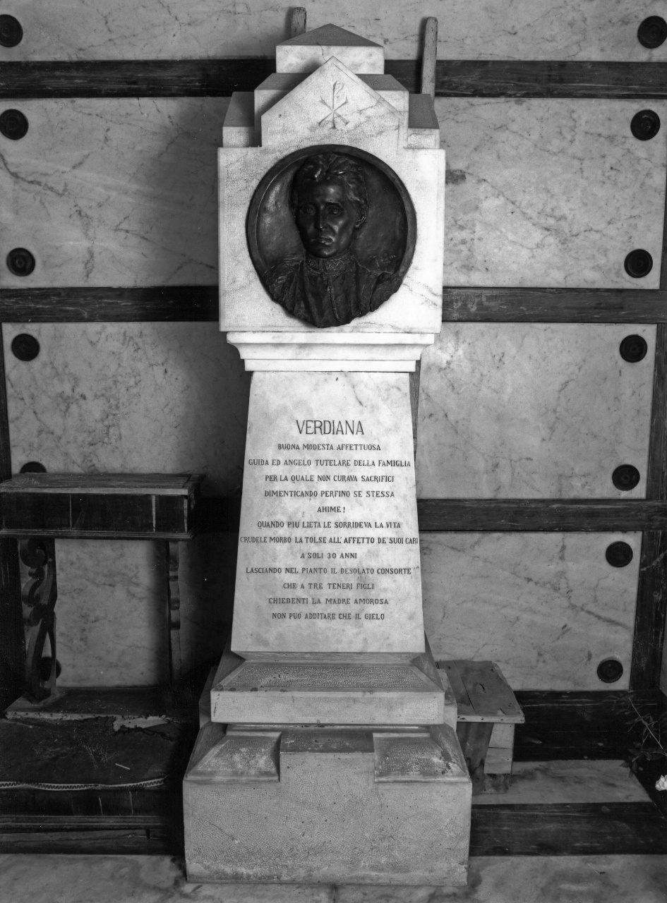 ritratto di donna (rilievo) di Corsini Fulvio (sec. XX)