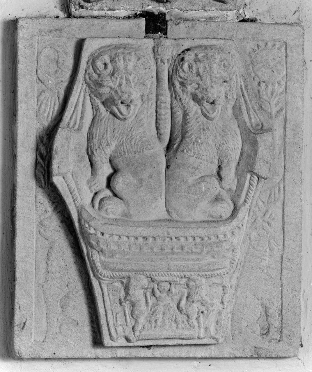 leoni seduti dentro una barca (rilievo) di Montini Pietro (fine/inizio secc. XIX/ XX)