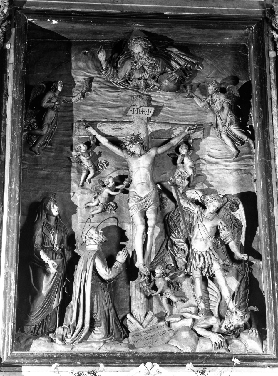 crocifissione di Cristo con San Camillo de Lellis, Santa Maria Maddalena e San Michele arcangelo (scultura) di Collina Francesco (sec. XIX)