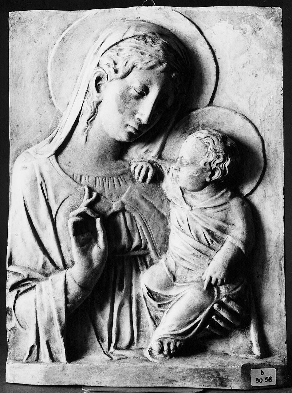 Madonna con Bambino (rilievo) di Dossena Alceo (primo quarto sec. XX)