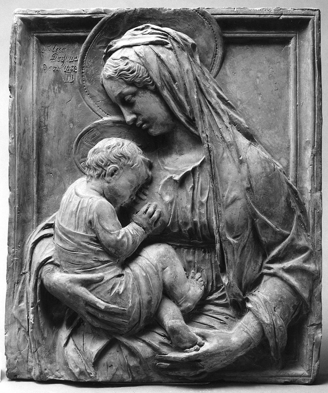 Madonna con Bambino (rilievo) di Dossena Alceo (sec. XX)