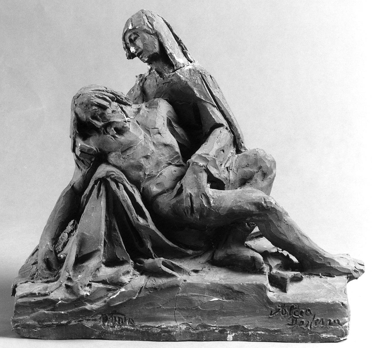 Cristo in pietà (gruppo scultoreo) di Dossena Alceo (sec. XX)