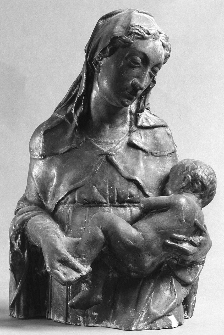 Madonna con Bambino dormiente (gruppo scultoreo) di Dossena Alceo (scuola) (sec. XX)