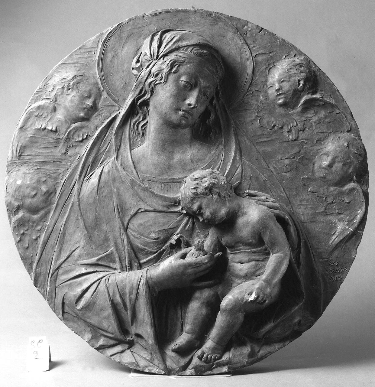 Madonna con Bambino e angeli (rilievo) di Dossena Alceo (sec. XX)