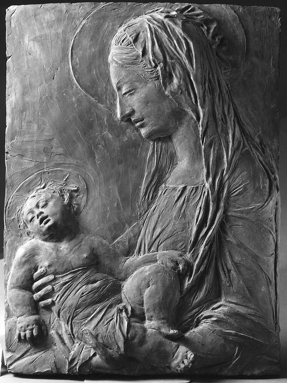 Madonna con Bambino dormiente (rilievo) di Dossena Alceo (sec. XX)