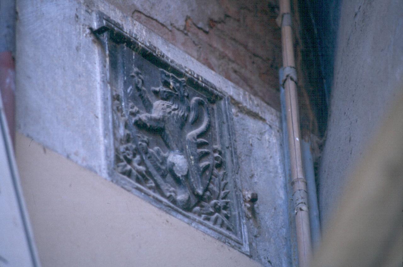 stemma gentilizio (rilievo) - produzione toscana (sec. XIV)