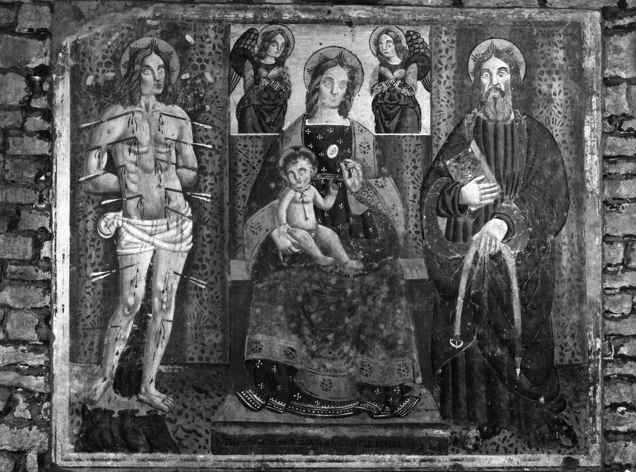 Madonna con Bambino e angeli tra San Sebastiano e San Tommaso (dipinto) di De Mercora Antonio di Pietro (sec. XVI)