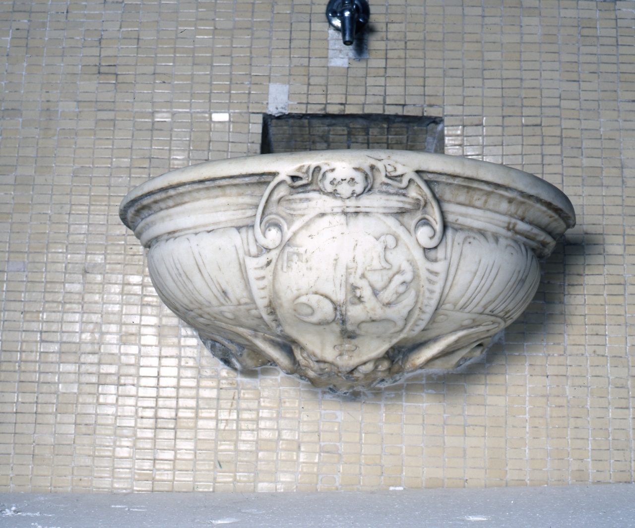 arme di matrimonio (acquasantiera da parete) - bottega fiorentina (terzo quarto sec. XVI)