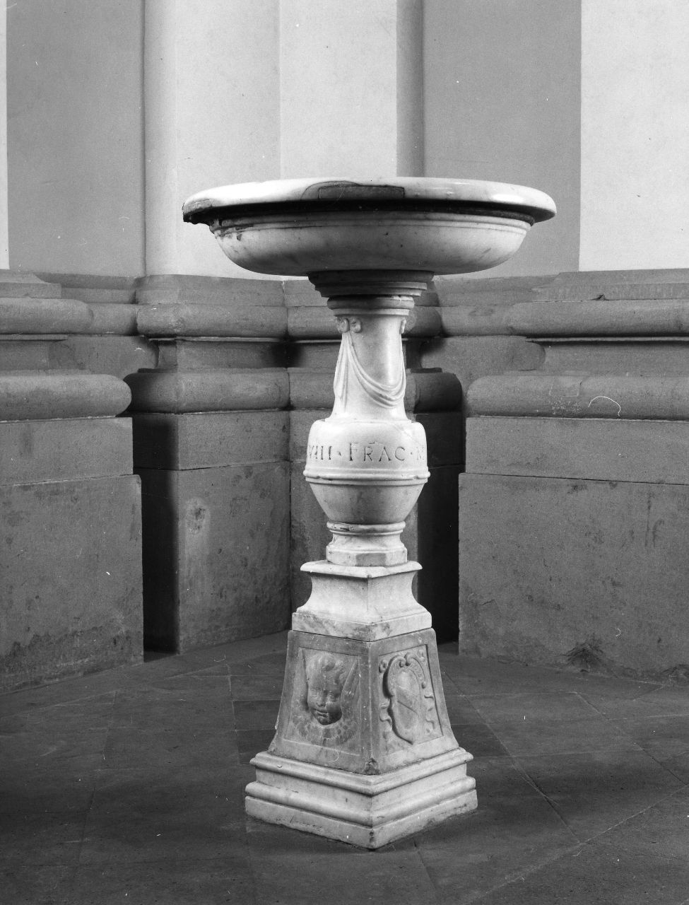 acquasantiera - a fusto - bottega fiorentina (sec. XVI)